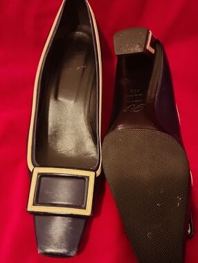 Roger Viviere Size 40 1/2 Women’s Navy Leather Square-Toe Pumps with Cream Trim